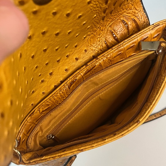 Golden/Yellow Faux Alligator Purse - Picture 4 of 4